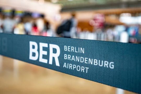 Ein Band in der Haupthalle des Flughafen Berlin Brandenburg (Archivbild): Am Wochenende war es hier zu chaotischen Zuständen gekommen.