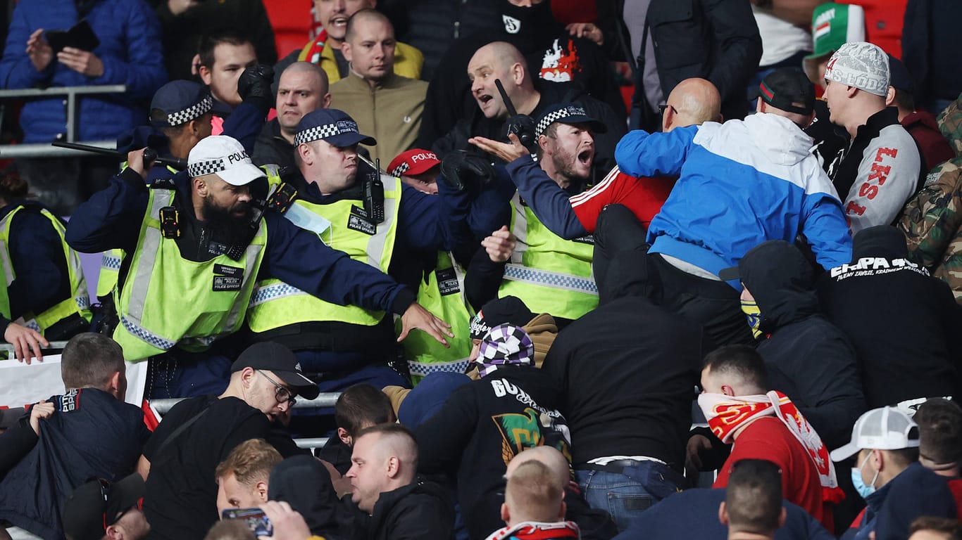 Polizei gegen ungarische Hooligans: Unschöne Bilder aus dem Wembley-Stadion.