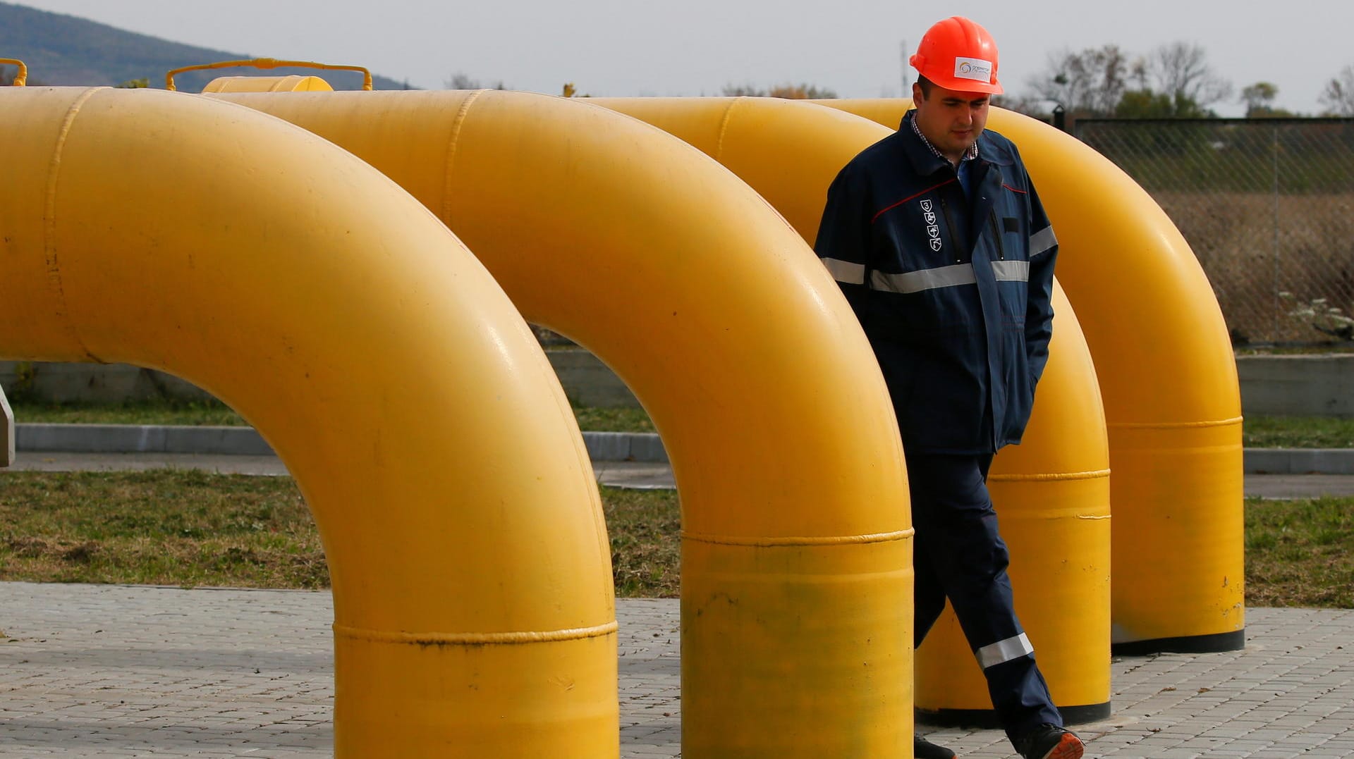 Ein Mitarbeiter einer Gaszähler-Station bei Berehove, Ukraine (Symbolbild): Die Großhandelspreise explodieren derzeit.