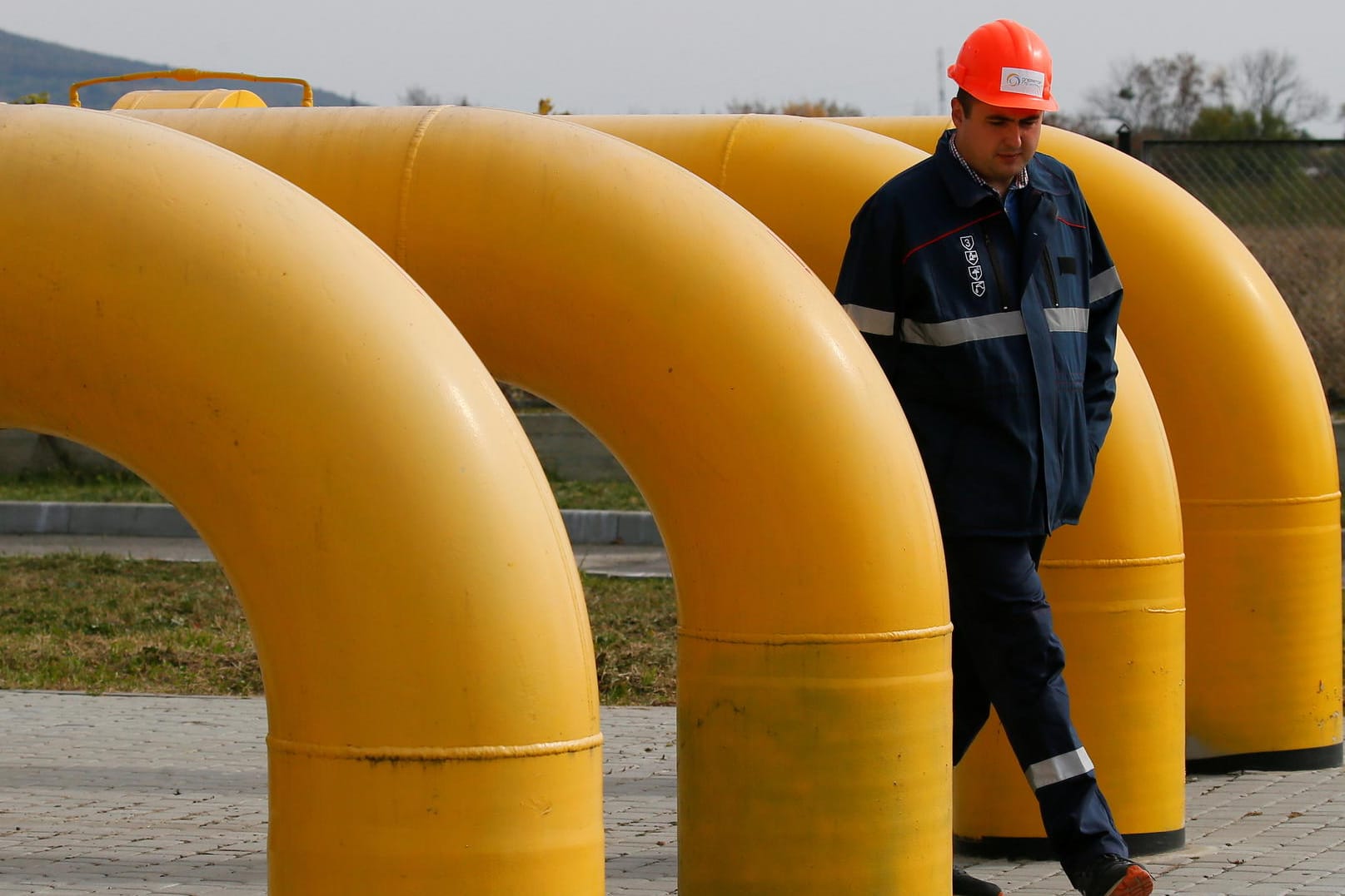 Ein Mitarbeiter einer Gaszähler-Station bei Berehove, Ukraine (Symbolbild): Die Großhandelspreise explodieren derzeit.