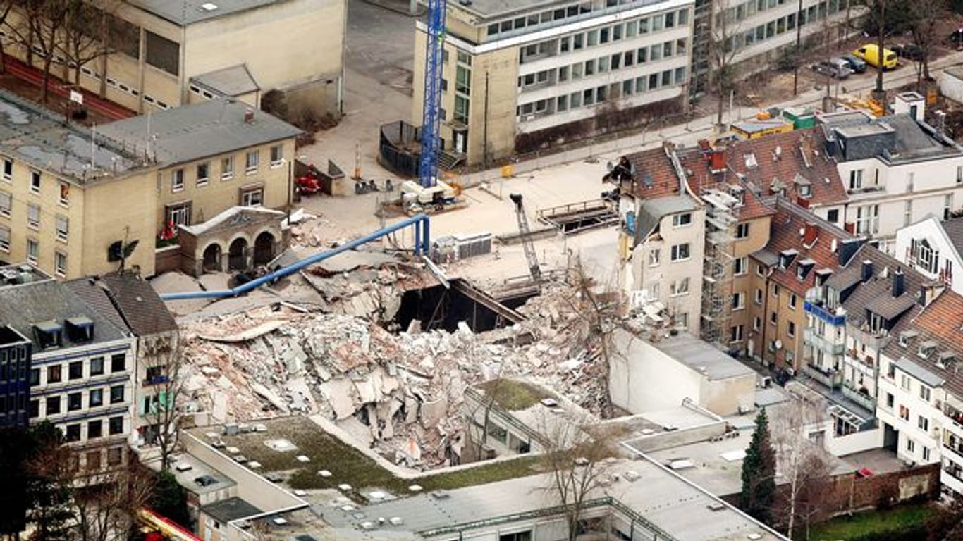 Trümmer liegen im März 2009 an der Stelle, an der sich das Historische Stadtarchiv befand (Archivbild): Bei dem Einsturz starben zwei Menschen.