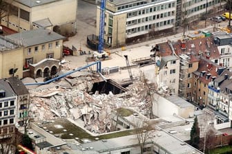 Trümmer liegen im März 2009 an der Stelle, an der sich das Historische Stadtarchiv befand (Archivbild): Bei dem Einsturz starben zwei Menschen.
