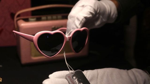 Eine herzförmige Brille von Amy Winehouse ist im Hard Rock Cafe am Times Square zu sehen.