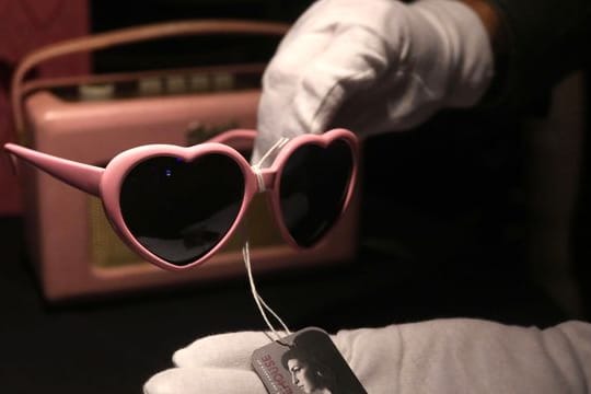 Eine herzförmige Brille von Amy Winehouse ist im Hard Rock Cafe am Times Square zu sehen.