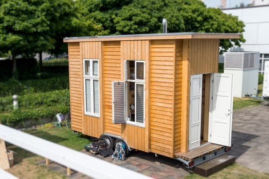 Tiny House: Eigentümer müssen bei einer Veräußerung nicht die zehnjährige Spekulationsfrist einhalten, damit der Verkaufserlös steuerfrei bleibt.