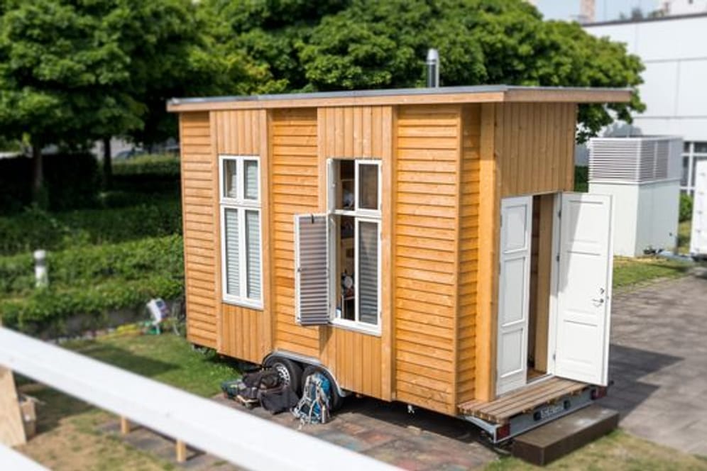 Tiny House: Eigentümer müssen bei einer Veräußerung nicht die zehnjährige Spekulationsfrist einhalten, damit der Verkaufserlös steuerfrei bleibt.