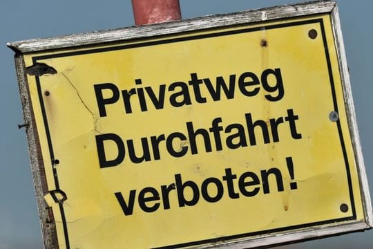 Müssen Eigentümer ihr Grundstück mit dem Auto erreichen können? Ein Notwegerecht lässt sich nicht immer durchsetzen.