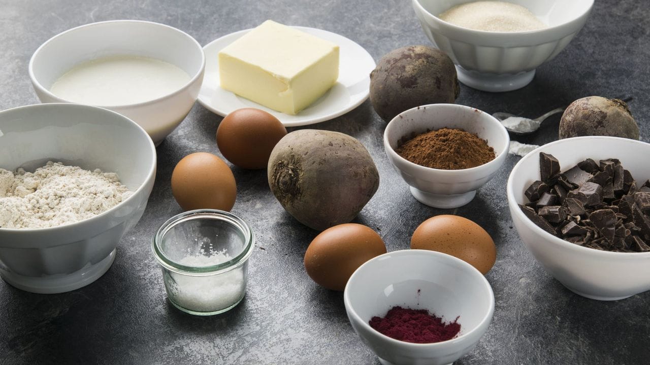 Sind alle Zutaten für den Rote-Bete-Kuchen bereitgestellt, kann das Backen losgehen.