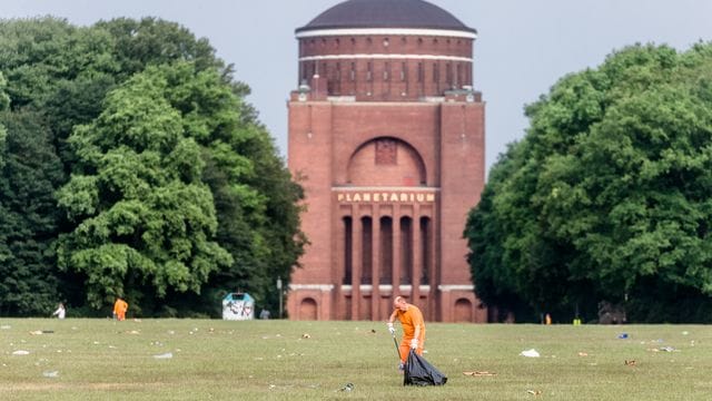 Stadtreinigung unterwegs im Stadtpark Stadtreinigung unterwegs im Stadtpark