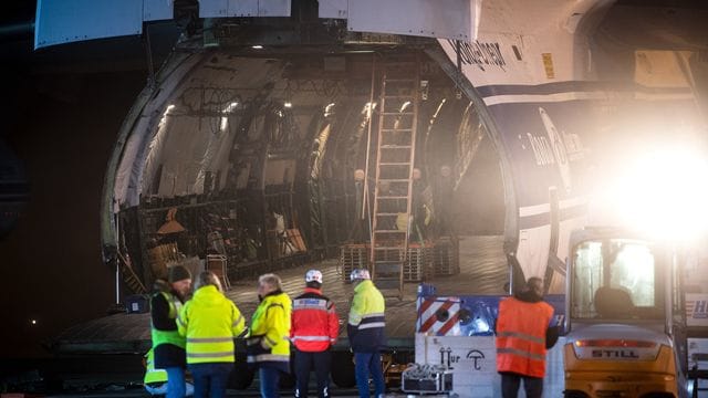 Verladung des ESM-2-Servicemodules für Orion-Raumschiff