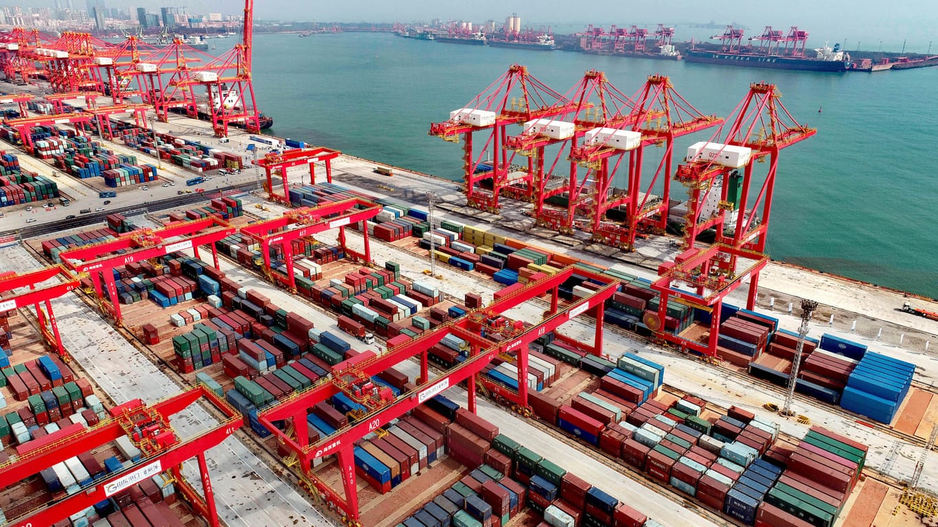 Der neue automatisierte Containerhafen in der ostchinesischen Provinz Shandong. (Symbolbild): Die chinesischen Exporte haben im September noch einmal unerwartet stark zugelegt.