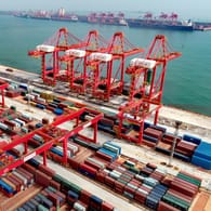 Der neue automatisierte Containerhafen in der ostchinesischen Provinz Shandong. (Symbolbild): Die chinesischen Exporte haben im September noch einmal unerwartet stark zugelegt.