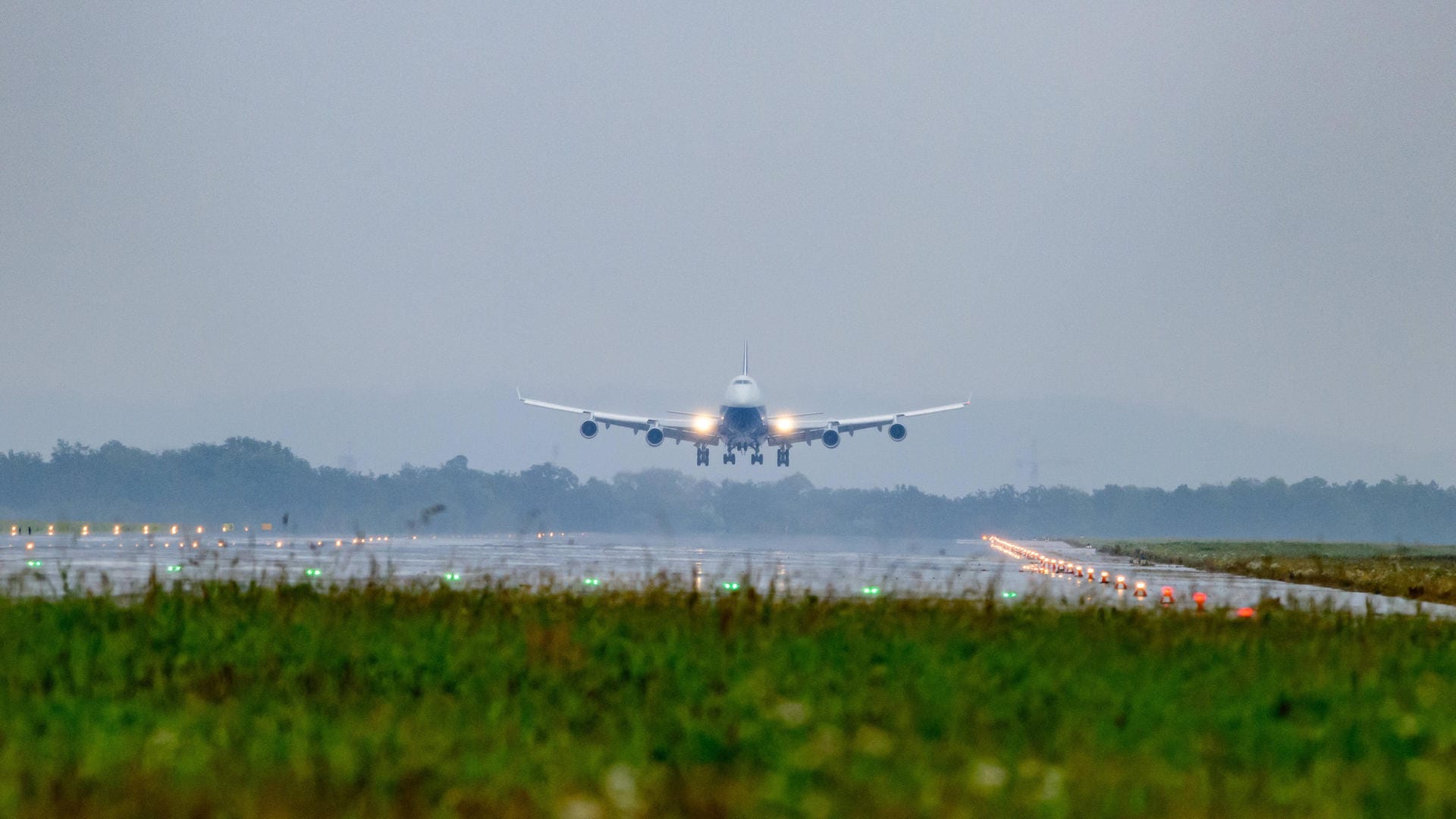 Ankunft einer Boeing-Maschine: Die Mitarbeiter des US-Flugzeugbauers müssen sich impfen lassen.