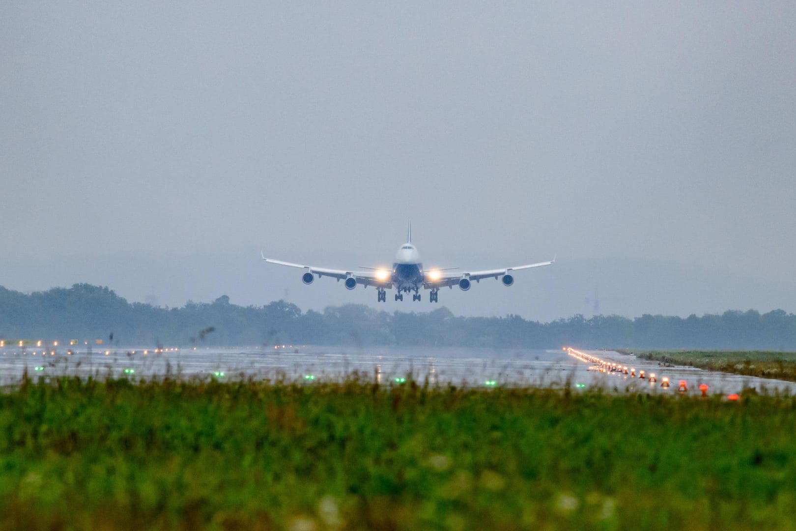 Ankunft einer Boeing-Maschine: Die Mitarbeiter des US-Flugzeugbauers müssen sich impfen lassen.