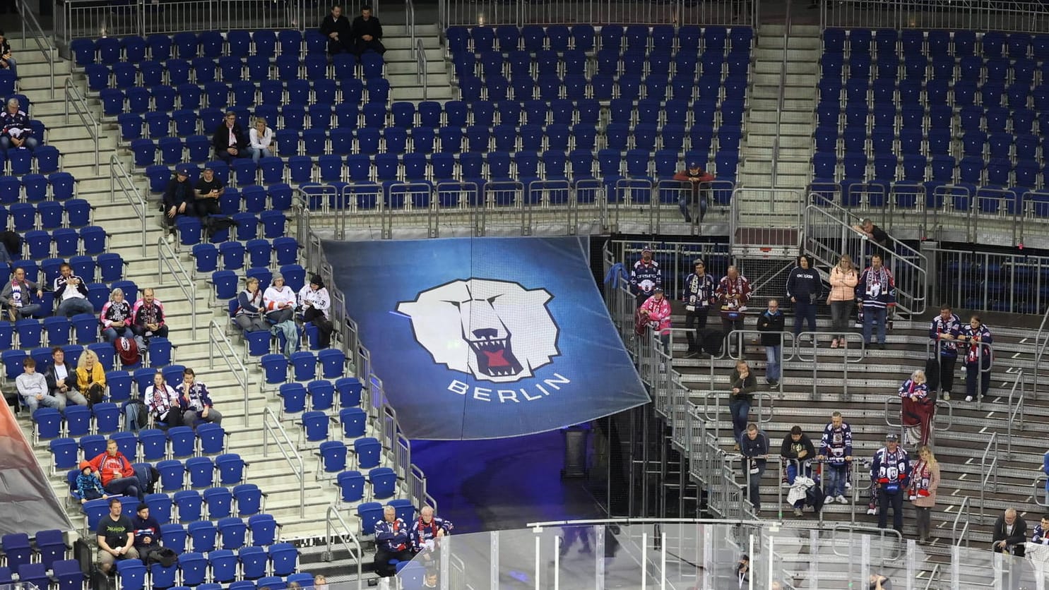Ein Banner der Eisbären Berlin in der Mercedes-Benz Arena (Archivbild): Bei Heimspielen will der Verein künftig auf die 2G-Regel setzen. Ein Banner der Eisbären Berlin in der Mercedes-Benz Arena (Archivbild): Bei Heimspielen will der Verein künftig auf die 2G-Regel setzen.