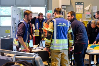 Das Einsatzteam in der Zentrale der Rettungsaktion (Archiv): Große Erleichterung, nachdem das Mädchen unverletzt und ansprechbar gefunden wurde.