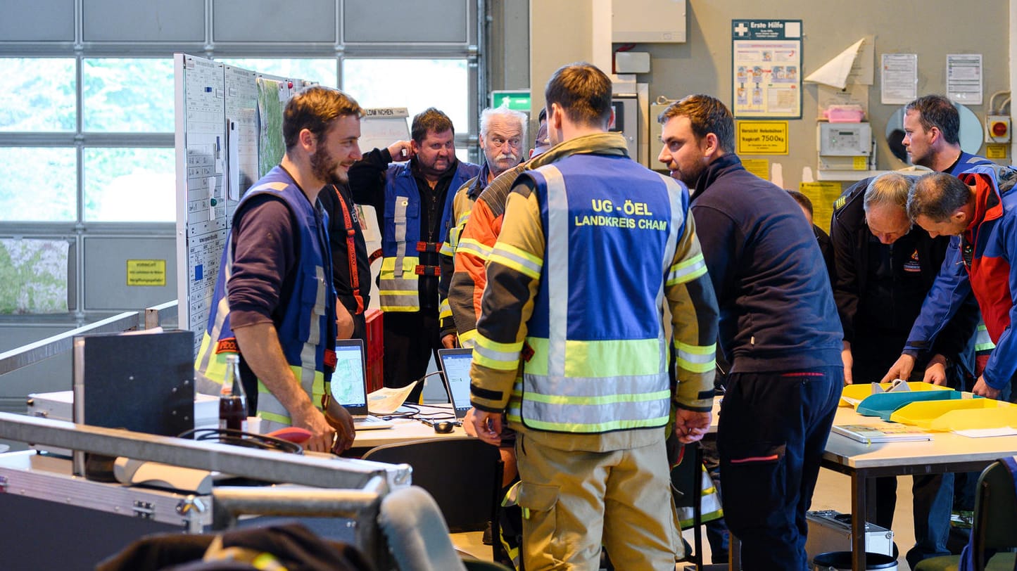 Das Einsatzteam in der Zentrale der Rettungsaktion (Archiv): Große Erleichterung, nachdem das Mädchen unverletzt und ansprechbar gefunden wurde.