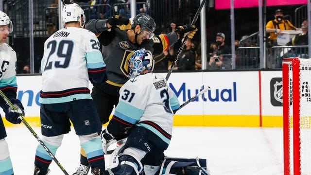 Goalie Philipp Grubauer (r) musste sich mit den Seattle Kraken den Vegas Golden Knights geschlagen geben. Goalie Philipp Grubauer (r) musste sich mit den Seattle Kraken den Vegas Golden Knights geschlagen geben.