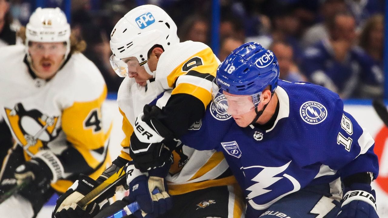 NHL-Champion Tampa Bay Lightning (blaue Trikots) startete mit einer Niederlage gegen die Pittsburgh Penguins in die Saison.