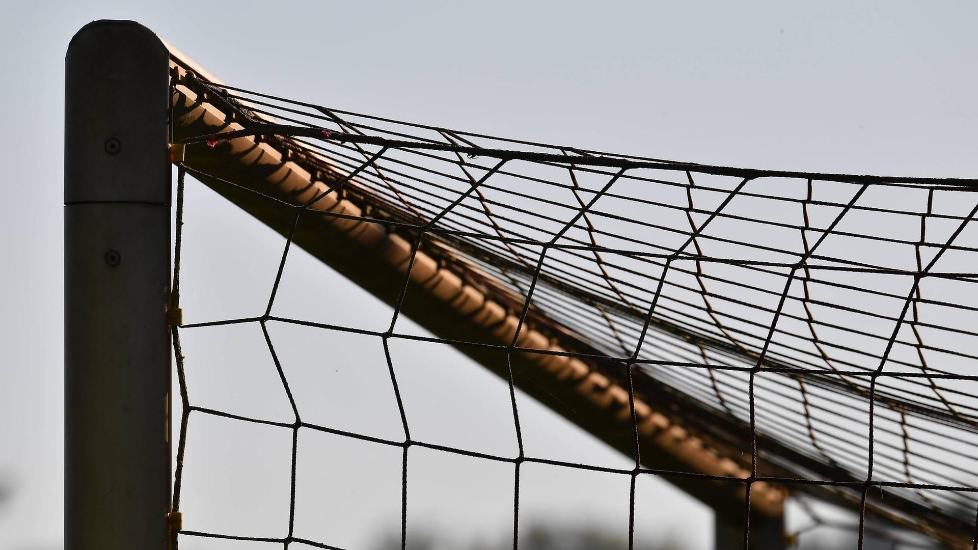 Fußballtor im Amateurfußball (Symbolfoto): Am Wochenende ist in Essen ein Schiedsrichter attackiert worden.