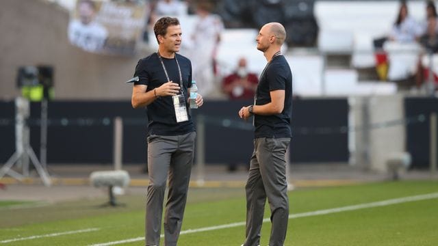 Chef und Lehrling: Nationalmannschafts-Direktor Oliver Bierhoff (l) und Benedikt Höwedes.