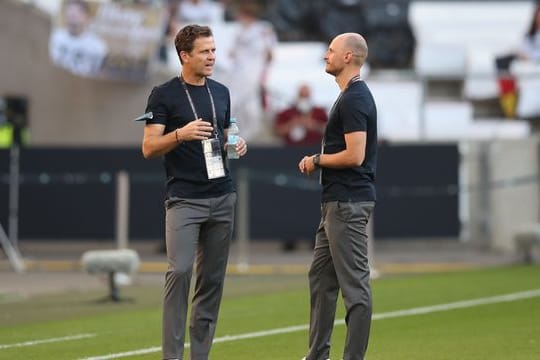 Chef und Lehrling: Nationalmannschafts-Direktor Oliver Bierhoff (l) und Benedikt Höwedes.