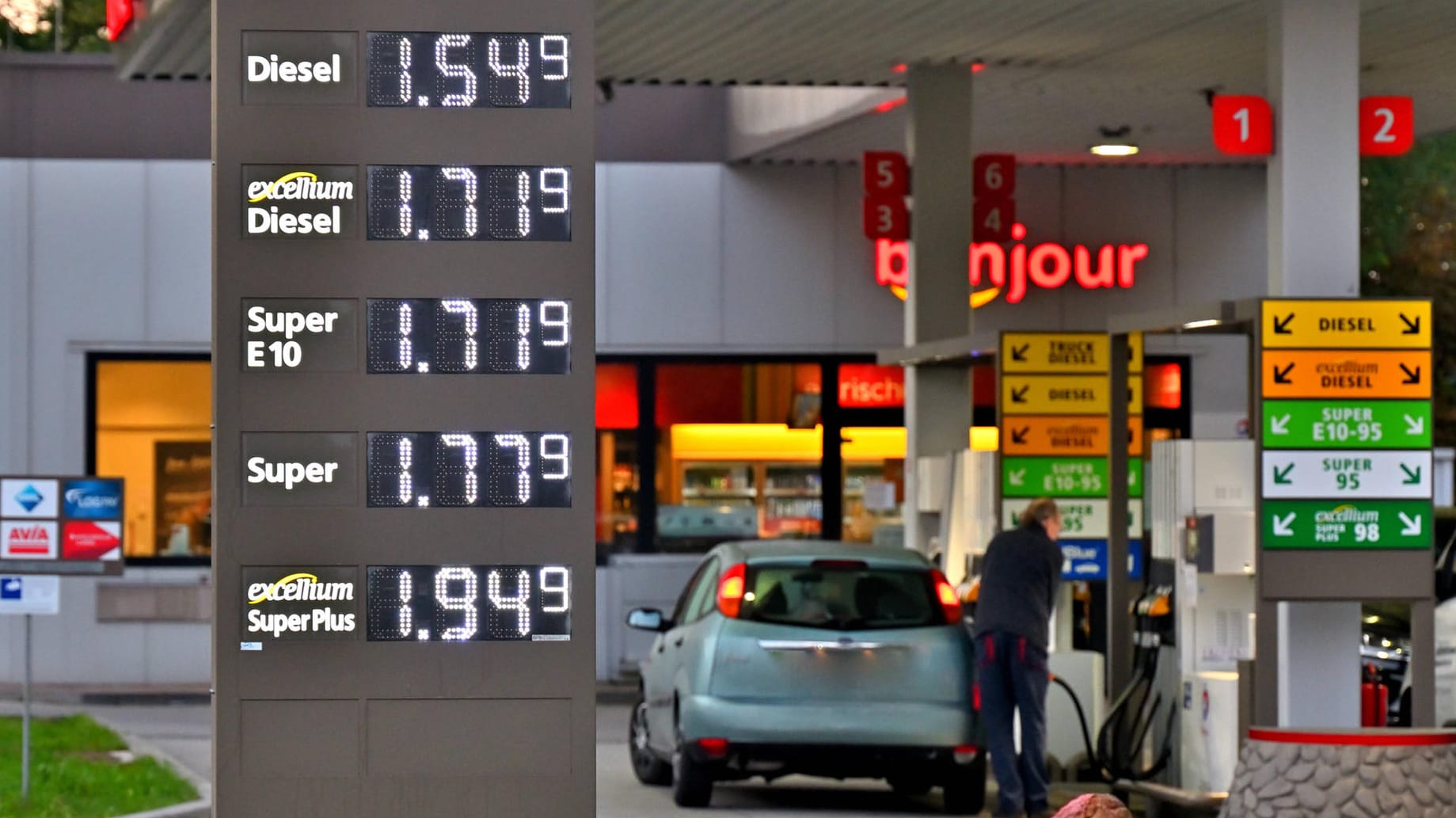 Heute schon getankt? Kraftstoffpreise steigen an der Tankstelle.