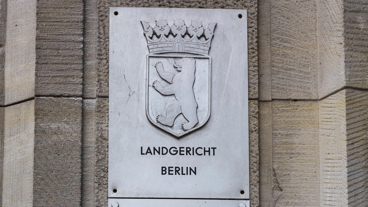 "Landgericht Berlin" steht auf einem Schild (Symbolbild): Der Berliner Senat will den Kampf gegen organisierte Kriminalität verstärken.