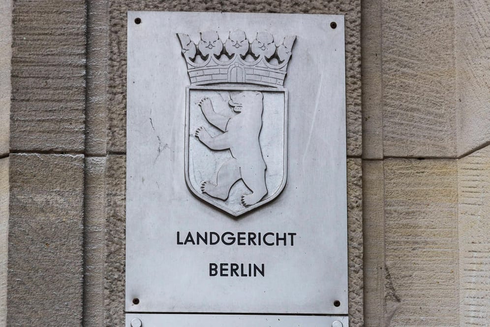 "Landgericht Berlin" steht auf einem Schild (Symbolbild): Der Berliner Senat will den Kampf gegen organisierte Kriminalität verstärken.