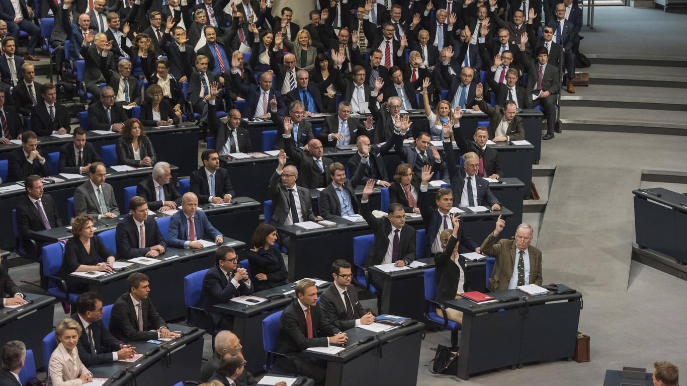 Abgeordnete von FDP und AfD im Bundestag: Die Liberalen wollen mit einer anderen Partei die Plätze tauschen. (Archivfoto)