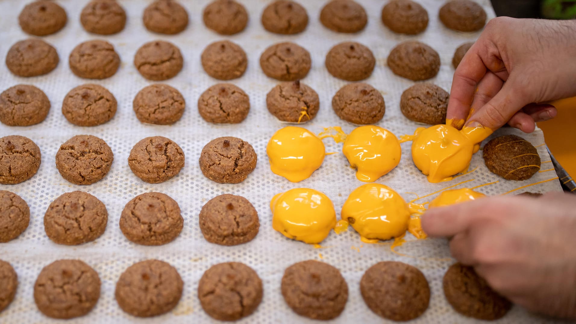 Lebkuchen: Es gibt sie zum Beispiel mit einem bunten Überzug in den Geschmacksrichtungen Zitrone oder Orange.