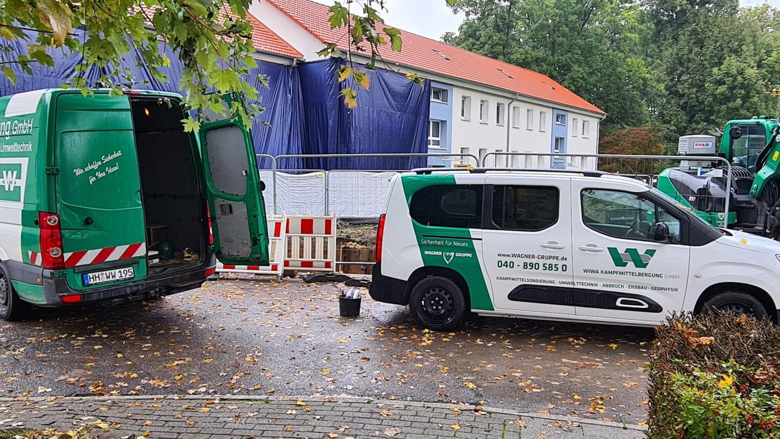Experten für Kampfmittelbergung sichern die Fundstelle einer britischen Luftmine aus dem Zweiten Weltkrieg: Die Bombe mit 840 Kilogramm Sprengstoff war am Dienstag bei Sondierungsarbeiten gefunden worden. Experten für Kampfmittelbergung sichern die Fundstelle einer britischen Luftmine aus dem Zweiten Weltkrieg: Die Bombe mit 840 Kilogramm Sprengstoff war am Dienstag bei Sondierungsarbeiten gefunden worden.