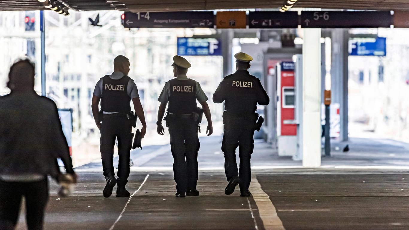 Polizisten am Hauptbahnhof Stuttgart (Archivbild): Ein Mann hat hier Einsatzkräfte angegriffen und bespuckt.