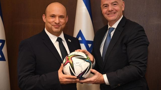 Israels Ministerpräsident Naftali Bennett (l) Naftali Bennett und FIFA-Chef Gianni Infantino.