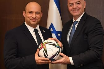 Israels Ministerpräsident Naftali Bennett (l) Naftali Bennett und FIFA-Chef Gianni Infantino.