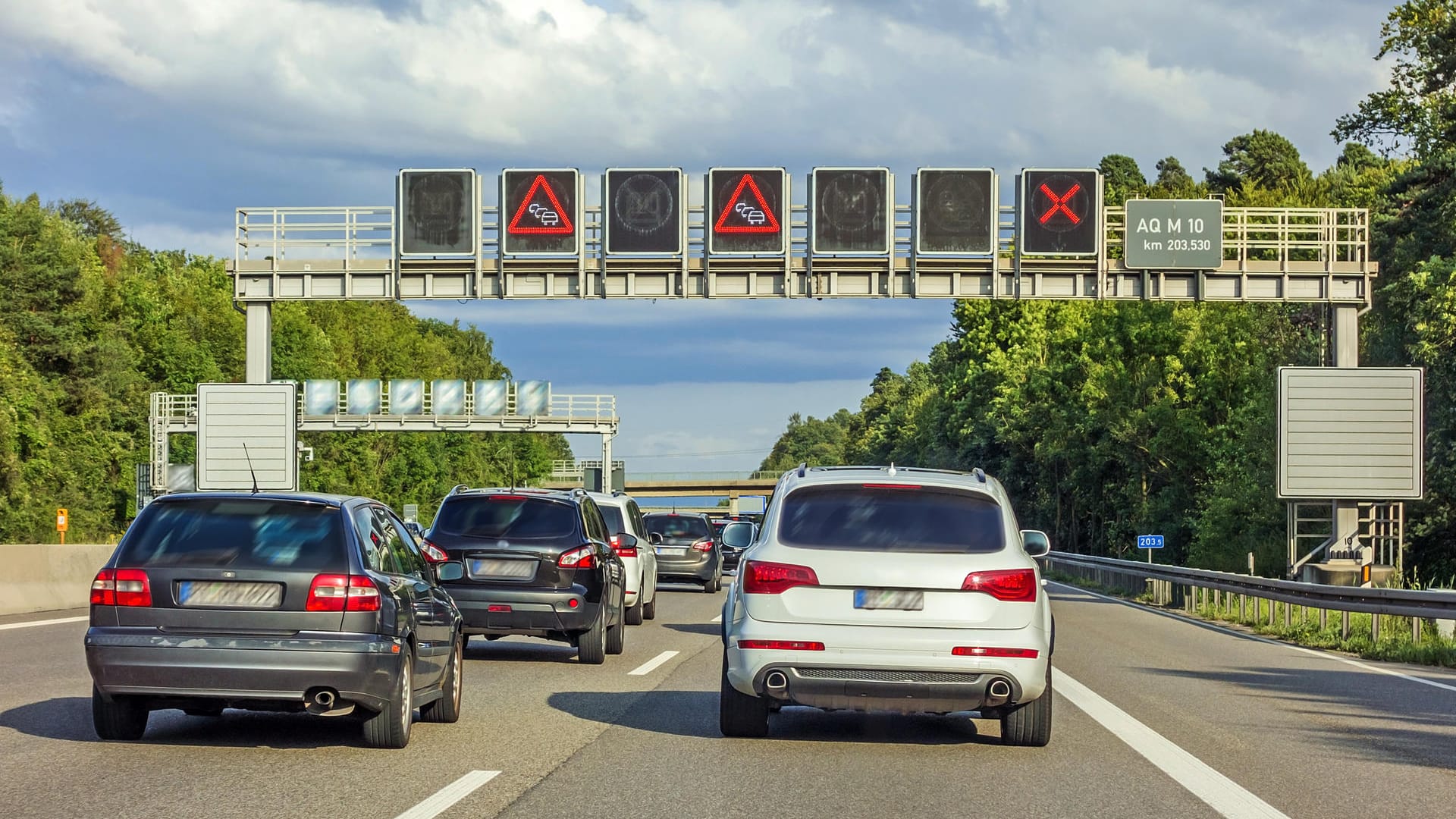 Stau: Am vollsten dürfte es rund um die Ballungsräume und auf den Autobahnen werden.