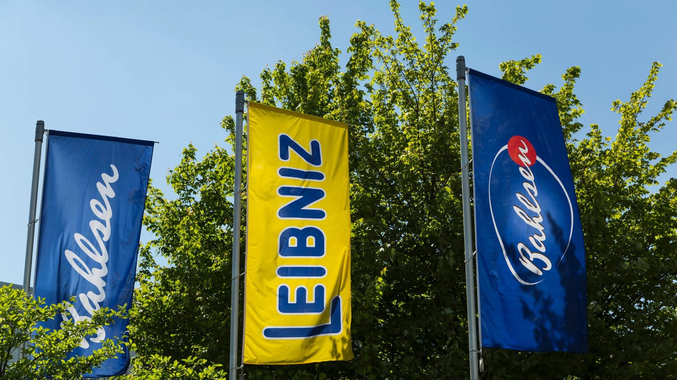 "Bahlsen"- und "Leibnitz"-Flaggen wehen im Wind (Symbolbild): In Hannover wird es bald drei Bahlsen-Filialen geben.