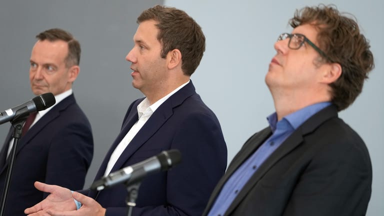 Volker Wissing (FDP), Lars Klingbeil (SPD) und Michael Kellner (Grüne) beim Pressestatement nach den Sondierungsgesprächen: Die Generalsekretäre der Parteien hielten sich bei ihren Auftritten sehr zurück.