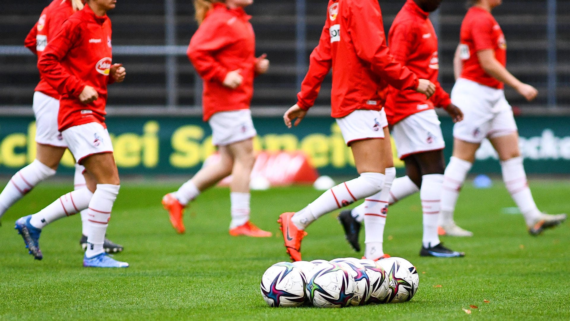 Die Spielerinnen des 1. FC Köln beim Aufwärmen: Diesmal soll der Klassenerhalt gelingen.