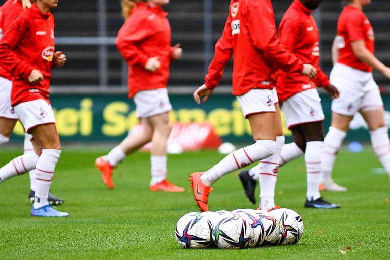 Die Spielerinnen des 1. FC Köln beim Aufwärmen: Diesmal soll der Klassenerhalt gelingen.