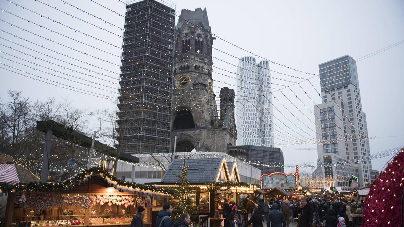 Weihnachtsmarkt auf dem Breitscheidplatz in Berlin: Vor der Gedächntiskirche wurde am 19. Dezember 2016 ein Terroranschlag verübt.