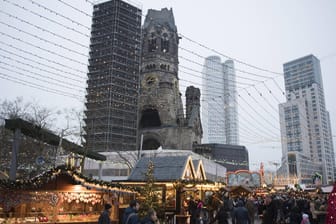 Weihnachtsmarkt auf dem Breitscheidplatz in Berlin: Vor der Gedächntiskirche wurde am 19. Dezember 2016 ein Terroranschlag verübt.