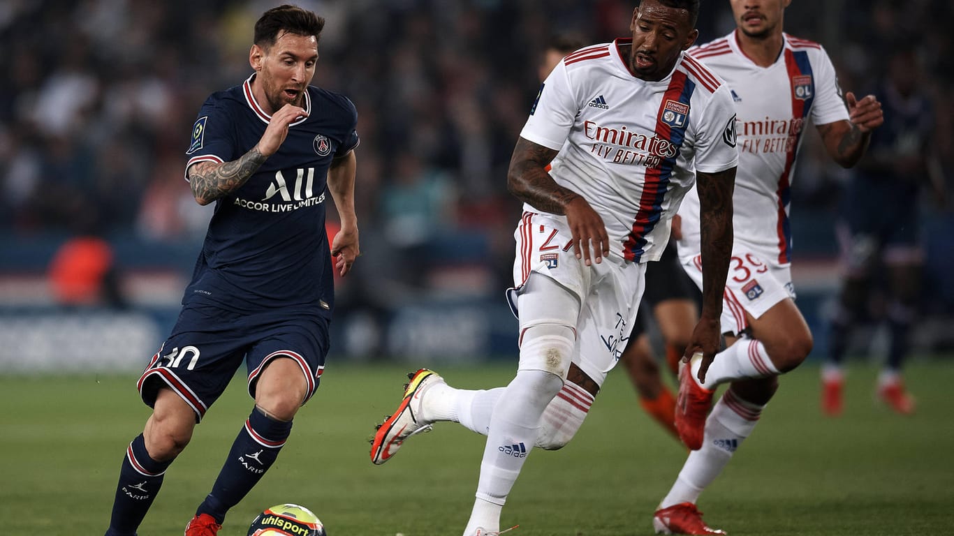 Im Duell mit Paris-Star Lionel Messi (l.): Jérôme Boateng bei einem seiner ersten Spiele für Olympique Lyon.