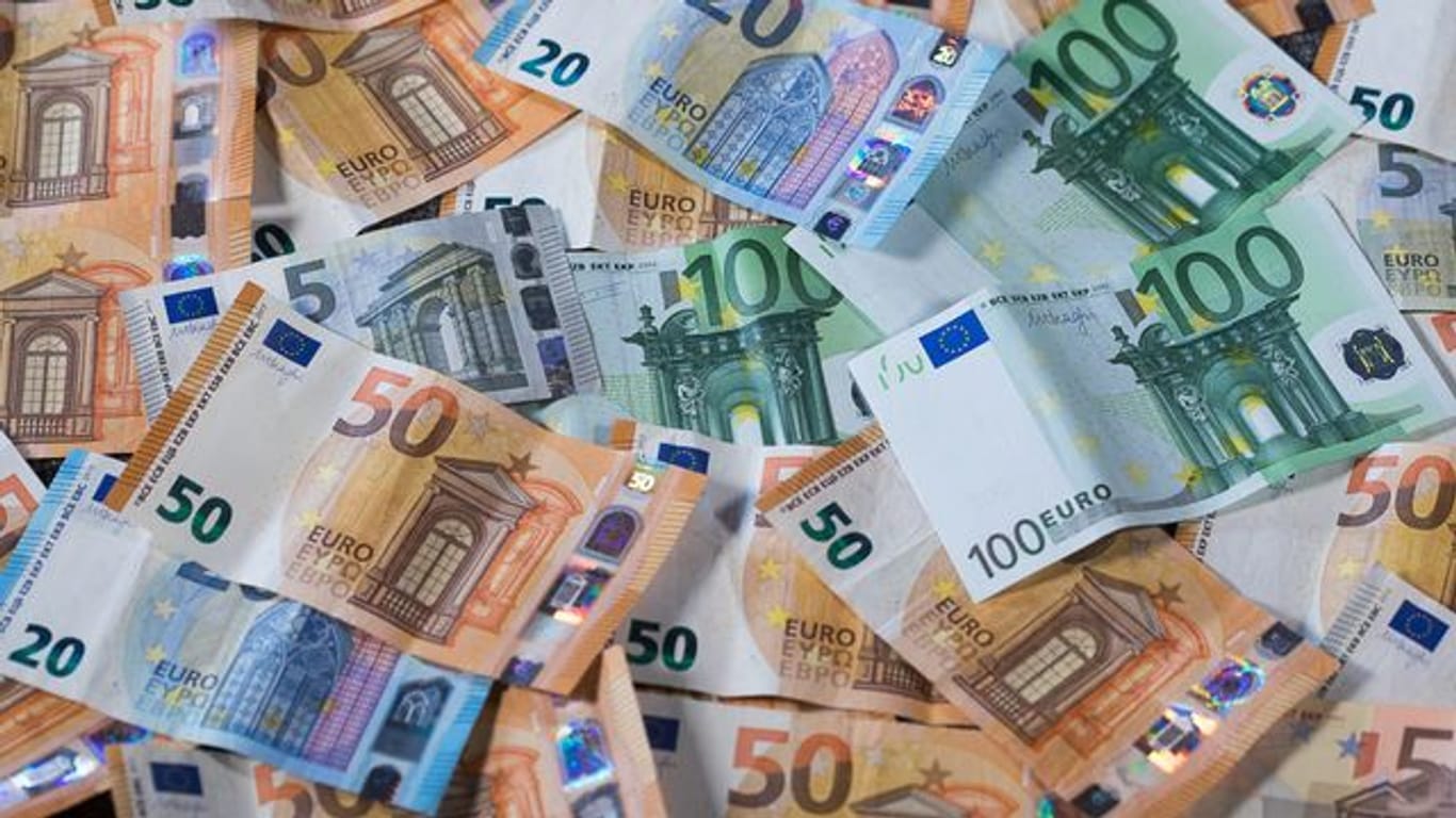 Zu sehen sind Euro-Geldscheine mit unterschiedlichen Werten.