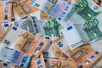 Zu sehen sind Euro-Geldscheine mit unterschiedlichen Werten.