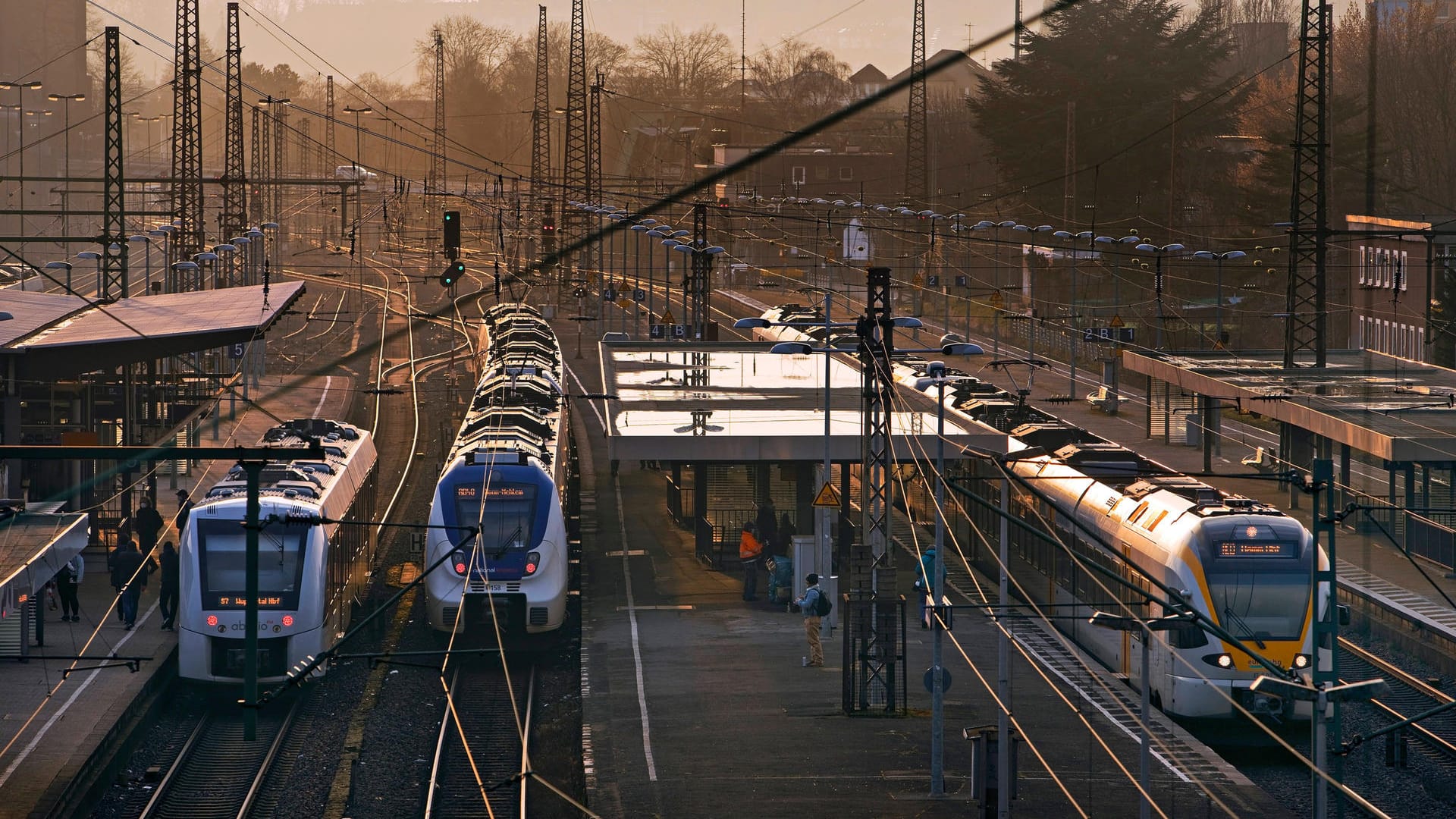 Regionalzüge am Bahnhof Oberbarmen: Zwischen Hamburg und Hannover ist eine neue Bahntrasse geplant. Regionalzüge am Bahnhof Oberbarmen: Zwischen Hamburg und Hannover ist eine neue Bahntrasse geplant.