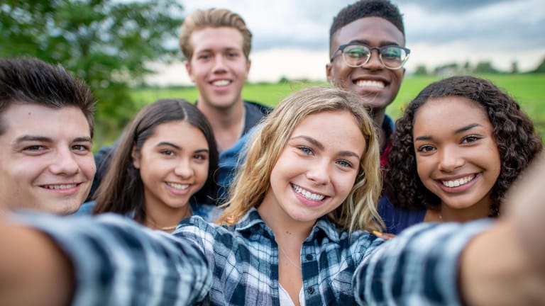 Teenager: Viele junge Menschen verbringen ihre freie Zeit gerne mit Freunden.