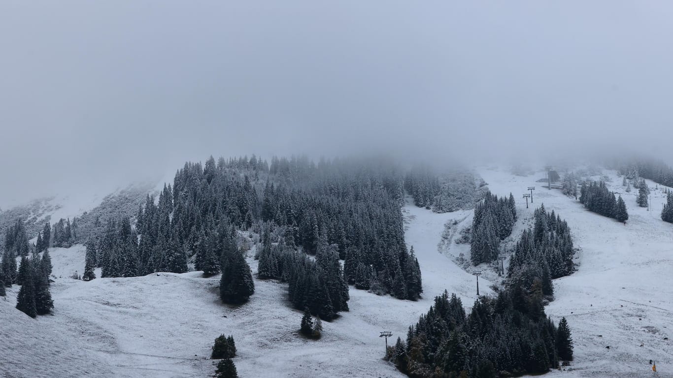 Mit Neuschnee überzogenen ist das Skigebiet des 1.139 Meter hoch gelegenen Ortsteiles Oberjoch von Bad Hindenlang: Die Skisaison startet aber erst im Dezember.