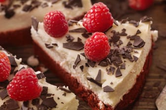 Schokoladen-Himbeer-Torte: Der Kuchen eignet sich für besondere Anlässe.