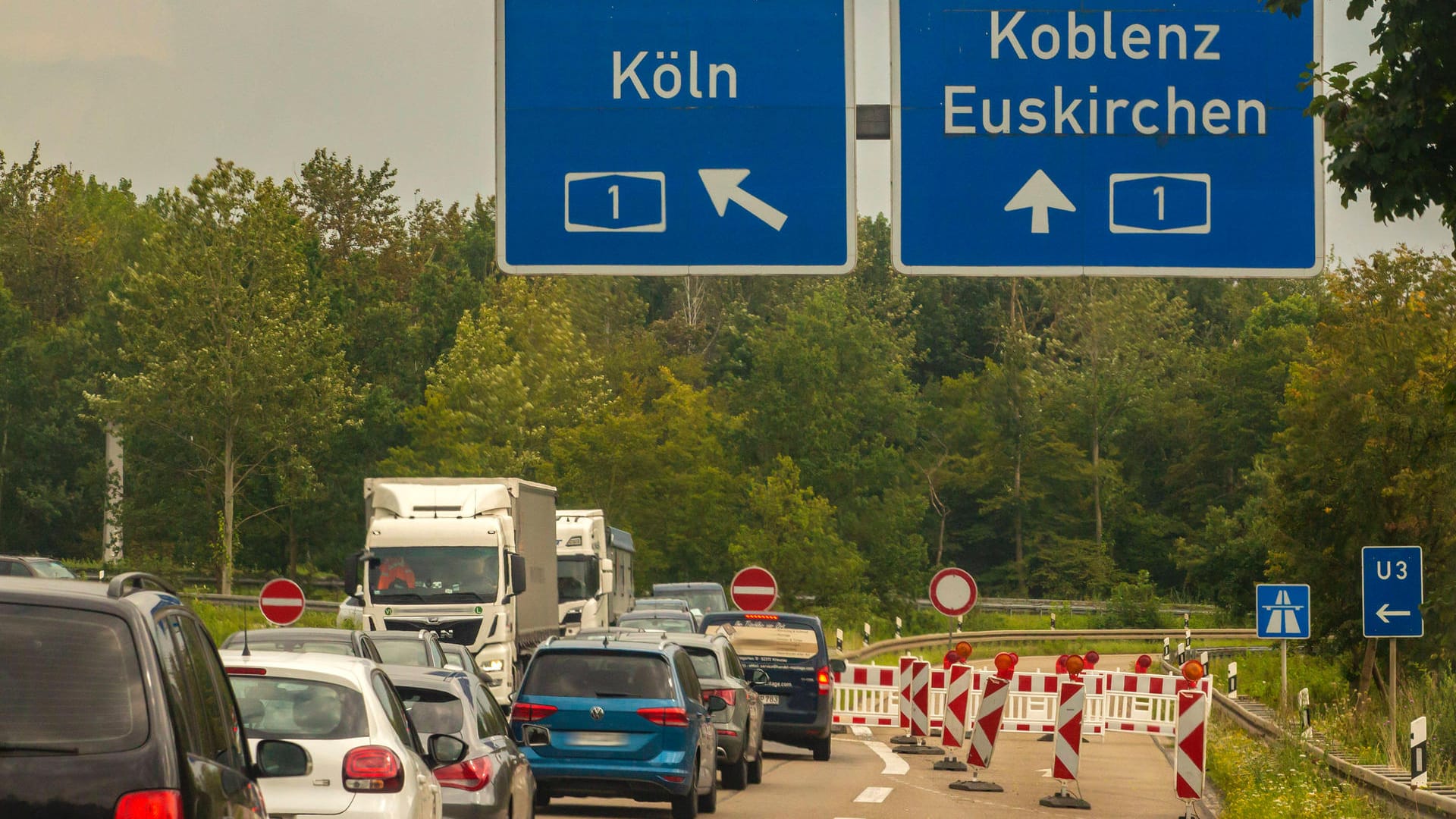 Sperrung auf der A1 (Symbolbild): Seit der Flutkatastrophe im Juli ist die Autobahn gesperrt. Sperrung auf der A1 (Symbolbild): Seit der Flutkatastrophe im Juli ist die Autobahn gesperrt.